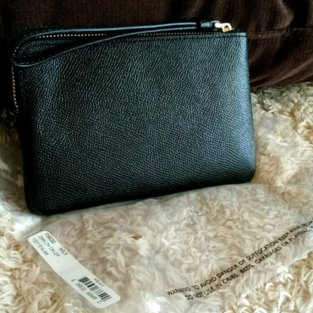NWT Coach Black Pebbled Leather Wristlet - Picture 5 of 8